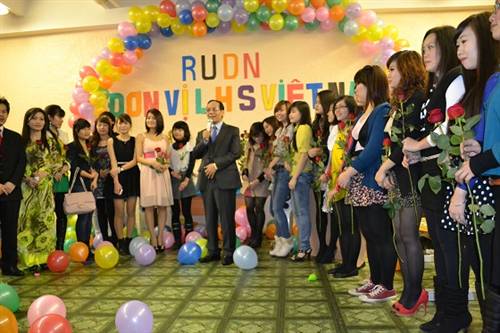 SV trường RUDN chúc mừng 8-3
