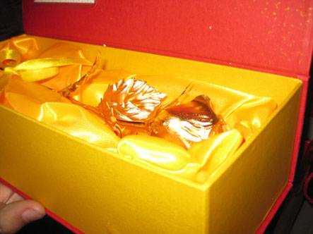 Sôi sục mua hoa hồng dát vàng tặng nàng ngày 8/3