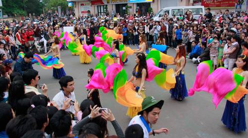 Hàng vạn người tham gia lễ hội đường phố Festival Huế