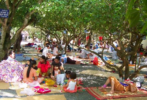 Chữa bệnh tại 'khu vườn kỳ lạ': 13 người hết bệnh vì... đã chết