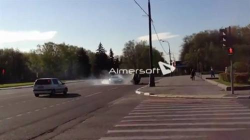 Moskva: Cua ẩu, Audi R8 hất xe Lada lật ngửa