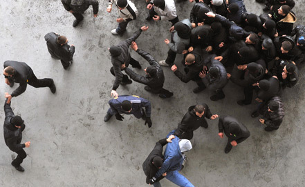 Cổ động viên bóng đá bị hành hung ở Balan