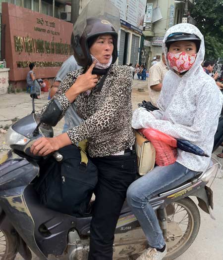 Sĩ tử phát hoảng trong vòng vây nhà trọ