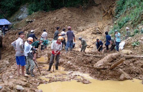 Hình ảnh vụ sạt lở khiến 20 người thương vong