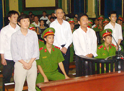 Bắt khẩn cấp hai nghi can xâm phạm lợi ích Nhà nước