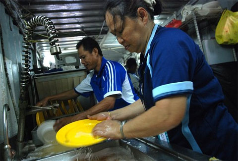 Nỗi vất vả của nghề rửa bát lương 3.000 đôla