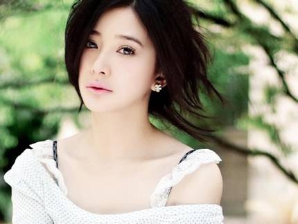 Mỹ nhân Hùng Nãi Cẩn khoe đường cong nóng bỏng