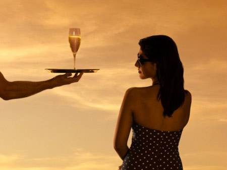 Quý bà ra phố “săn” trai lạ