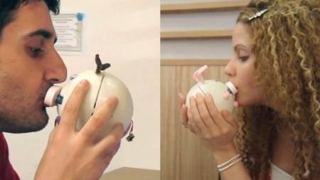 Hôn môi xa… nhờ máy