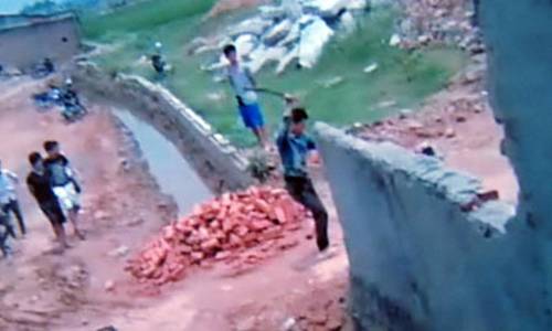 Hàng chục người thờ ơ xem chém người như phim hành động