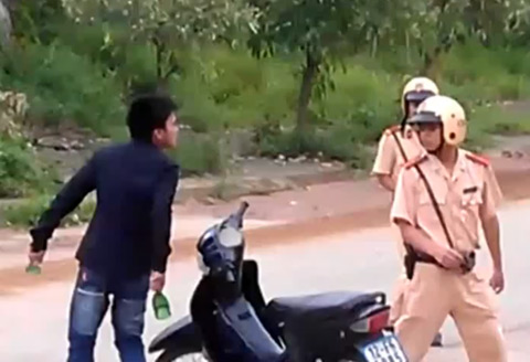 Côn đồ cầm vỏ chai, xích sắt rượt đánh CSGT (Cập nhật video)