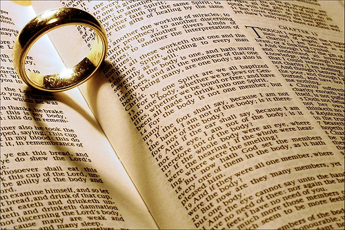 Nhẫn cưới bắt đầu được sử dụng trong đám cưới từ khi nào?