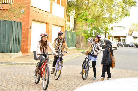 Chào đón tân sinh viên Việt nơi xứ người