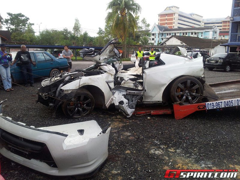 Hai siêu xe Nissan mất lái, gây tai nạn thảm khốc