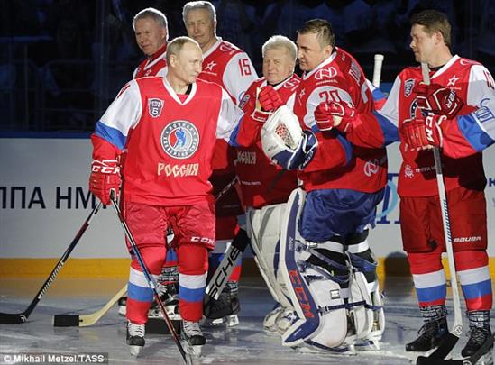 Xem Tổng thống Putin cực 'ngầu' khi chơi khúc côn cầu trên băng