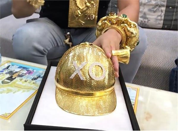 Đại gia đeo nhiều vàng nhất Việt Nam gây choáng khi 'tậu' thêm chiếc mũ vàng 2 kg, khắc tên bằng 260 viên kim cương