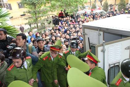 Người nhà nạn nhân bức xúc bỏ về, luật sư “phản pháo” tại tòa