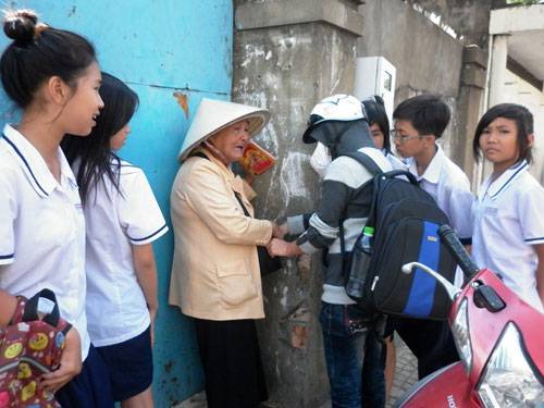 Cụ bà bị giật 150 tờ vé số