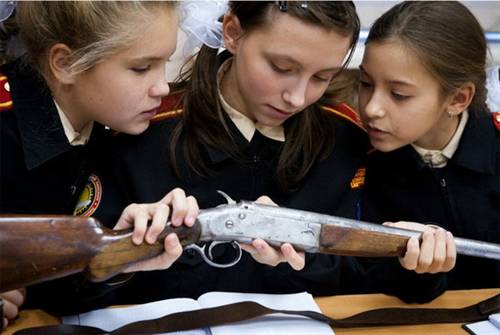 Cuộc sống thường ngày của học viên trường quân sự nữ số 9 Moscow