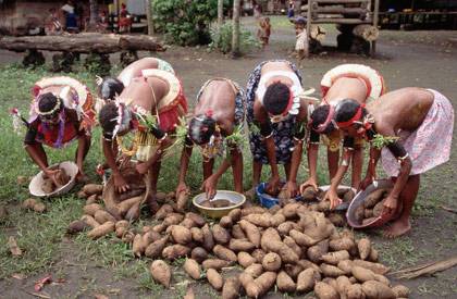 Lạ lùng xứ sở đàn bà cưỡng hiếp đàn ông