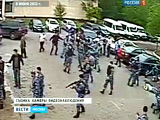 Moskva: Truy tìm nghi phạm, cảnh sát đặc nhiệm đụng độ với sinh viên Kavkaz.