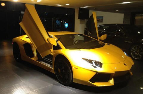 Cường 'đô la' khoe siêu xe Lamborghini Aventador màu vàng