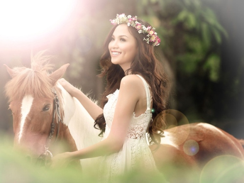 Diễm Hương cưỡi ngựa dạo vườn hoa