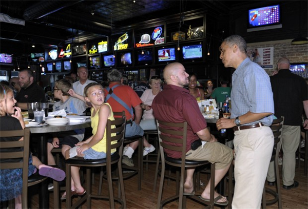 Obama bị thách… vật tay