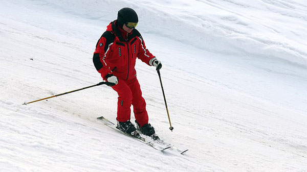 Tổng thống Putin diện cả 'cây đỏ', trượt tuyết như vận động viên chuyên nghiệp