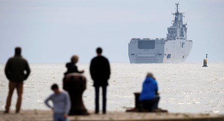 Quốc kỳ Ai Cập tung bay trên tàu đổ bộ Mistral