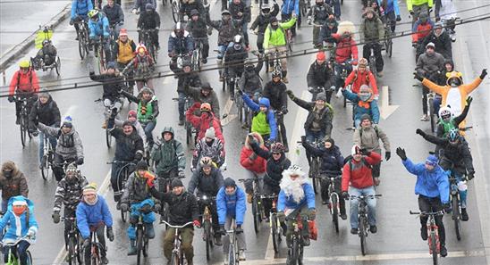 Diễu hành xe đạp trong mùa đông Matxcơva qua ống kính của người dùng mạng xã hội