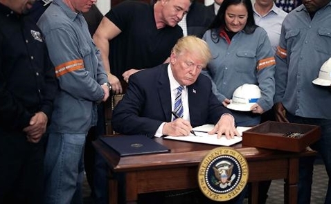 Ông Trump chính thức ký sắc lệnh áp thuế nhập khẩu thép và nhôm
