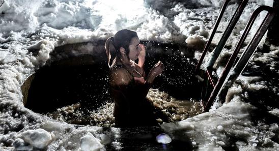 Đêm 18 rạng ngày 19 tháng 1, tín đồ Chính thống giáo Nga tắm nước băng