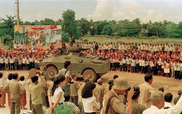 Hình ảnh người dân Campuchia chào đón quân tình nguyện Việt Nam