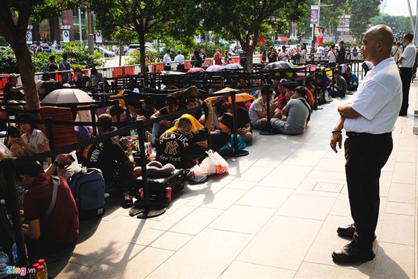 Người Việt đội nắng, ăn ngủ vạ vật chờ mua iPhone mới ở Singapore
