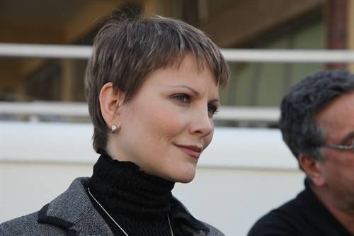 Vẻ đẹp sắc sảo của cựu Hoa hậu hắt nước vào nghị sĩ