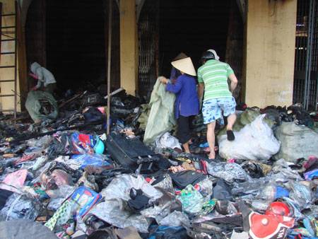 Bới đống tro tàn, tiểu thương tìm lại được hơn 50 cây vàng