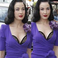 Nữ hoàng thoát y khoe nội y trên phố