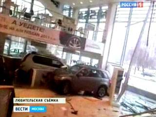 Moskva: Nổi cáu vì  chờ đợi, khách hàng đập phá đại lý bán xe hơi (video)