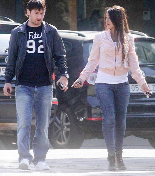 Messi kém tươi đi chơi với người yêu