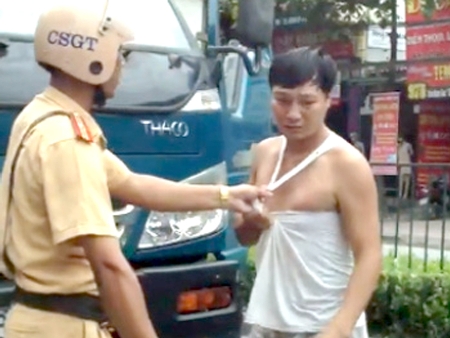 CSGT đánh lái xe tải giữa đường