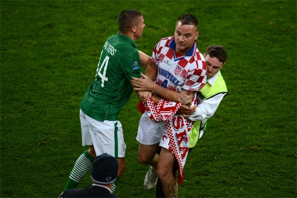 CĐV nam Croatia chạy vào sân… hôn HLV