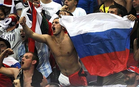 Nga đối mặt với án phạt từ UEFA do hành động bạo lực của CĐV