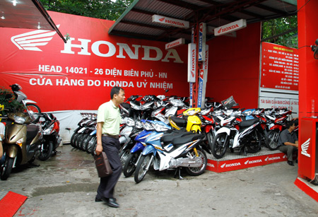 Xe máy càng ế càng hét giá