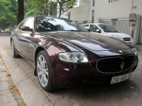 Maserati Quattroporte trên phố Hà Nội