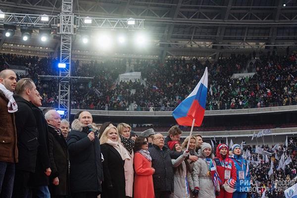Video: Ông Putin hát quốc ca cùng hàng ngàn người ủng hộ