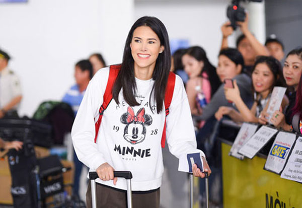 Đến Việt Nam, Hoa hậu Quốc tế 2018 mặc giản dị vẫn “gây náo loạn” sân bay