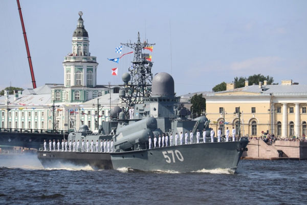 43 chiến hạm duyệt binh trên biển ở St. Petersburg chào mừng Ngày Hải quân Nga