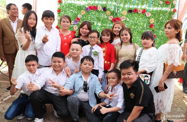 Hàng trăm người khuyết tật về dự đám cưới 'chàng trai tí hon' ở Nghệ An