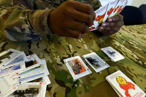 Binh lính Mỹ vừa đánh bài vừa ôn luyện vũ khí Nga, Trung Quốc và Iran
